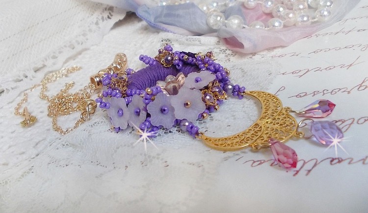 Laureline hängande halsband broderat med lila DMC-bomull, Swarovskikristaller och frodiga blommor.
