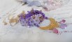 Laureline hängande halsband broderat med lila DMC-bomull, Swarovskikristaller och frodiga blommor.