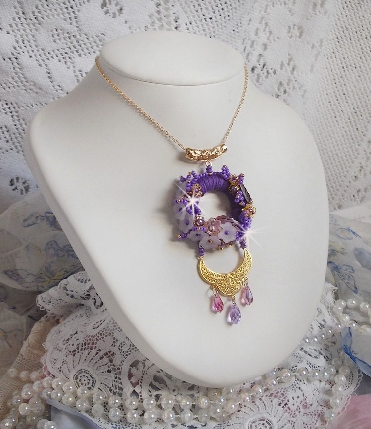 Laureline hängande halsband broderat med lila DMC-bomull, Swarovskikristaller och frodiga blommor.