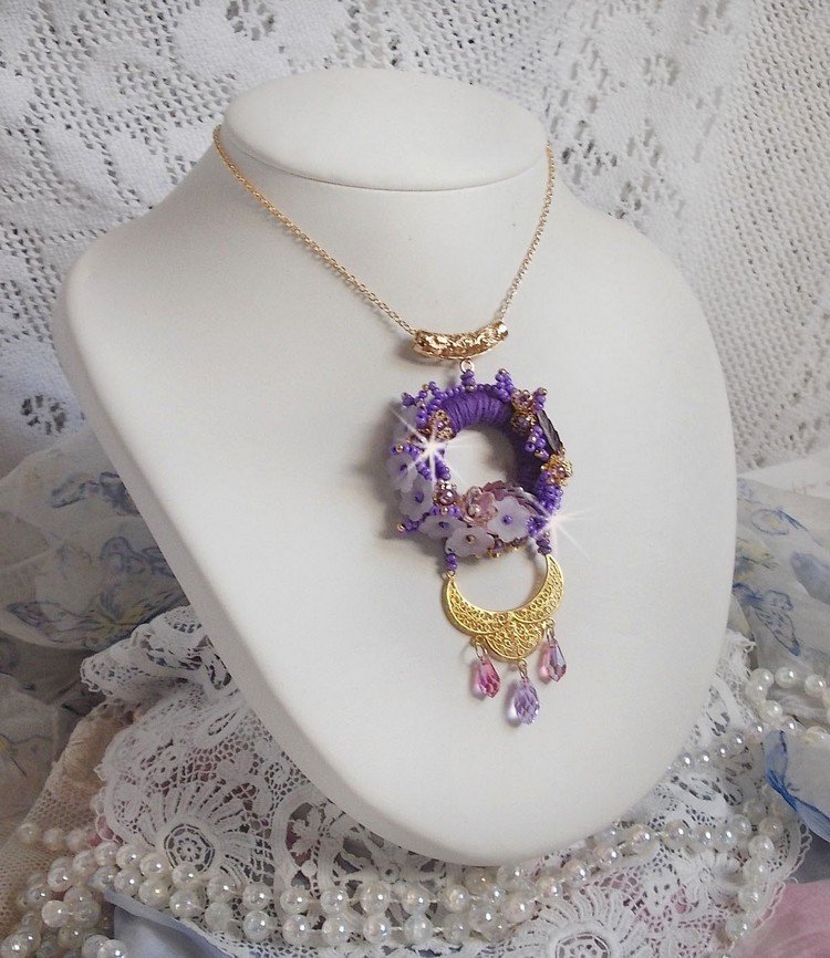 Laureline hängande halsband broderat med lila DMC-bomull, Swarovskikristaller och frodiga blommor.