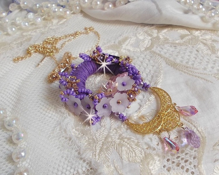 Laureline hängande halsband broderat med lila DMC-bomull, Swarovskikristaller och frodiga blommor.