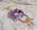 Laureline hängande halsband broderat med lila DMC-bomull, Swarovskikristaller och frodiga blommor.