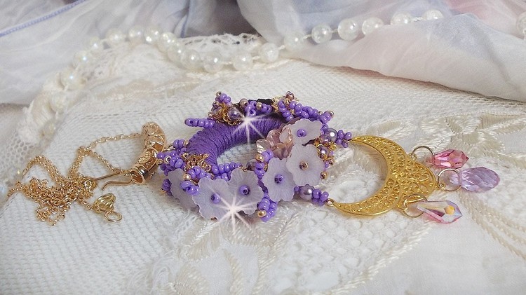 Laureline hängande halsband broderat med lila DMC-bomull, Swarovskikristaller och frodiga blommor.