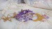 Laureline hängande halsband broderat med lila DMC-bomull, Swarovskikristaller och frodiga blommor.