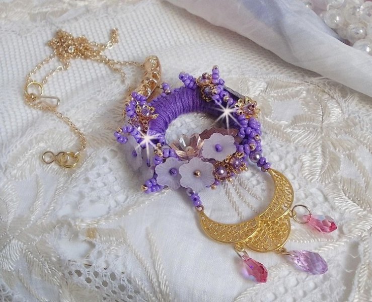Laureline hängande halsband broderat med lila DMC-bomull, Swarovskikristaller och frodiga blommor.