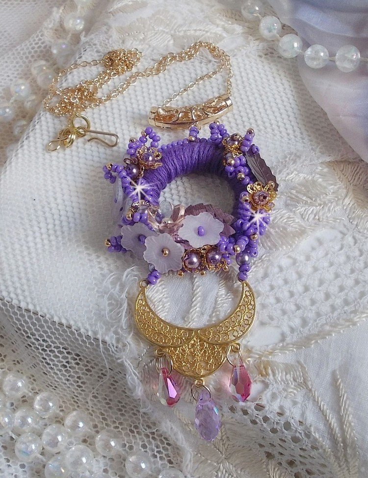 Laureline hängande halsband broderat med lila DMC-bomull, Swarovskikristaller och frodiga blommor.
