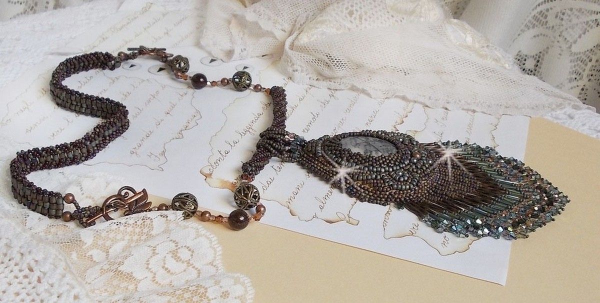 Långt brunt Picasso-hänge broderat med Picasso-jasper, Miyuki- och Toho-perlor, Swarovski-kristaller och bohemiska glasfacetter.