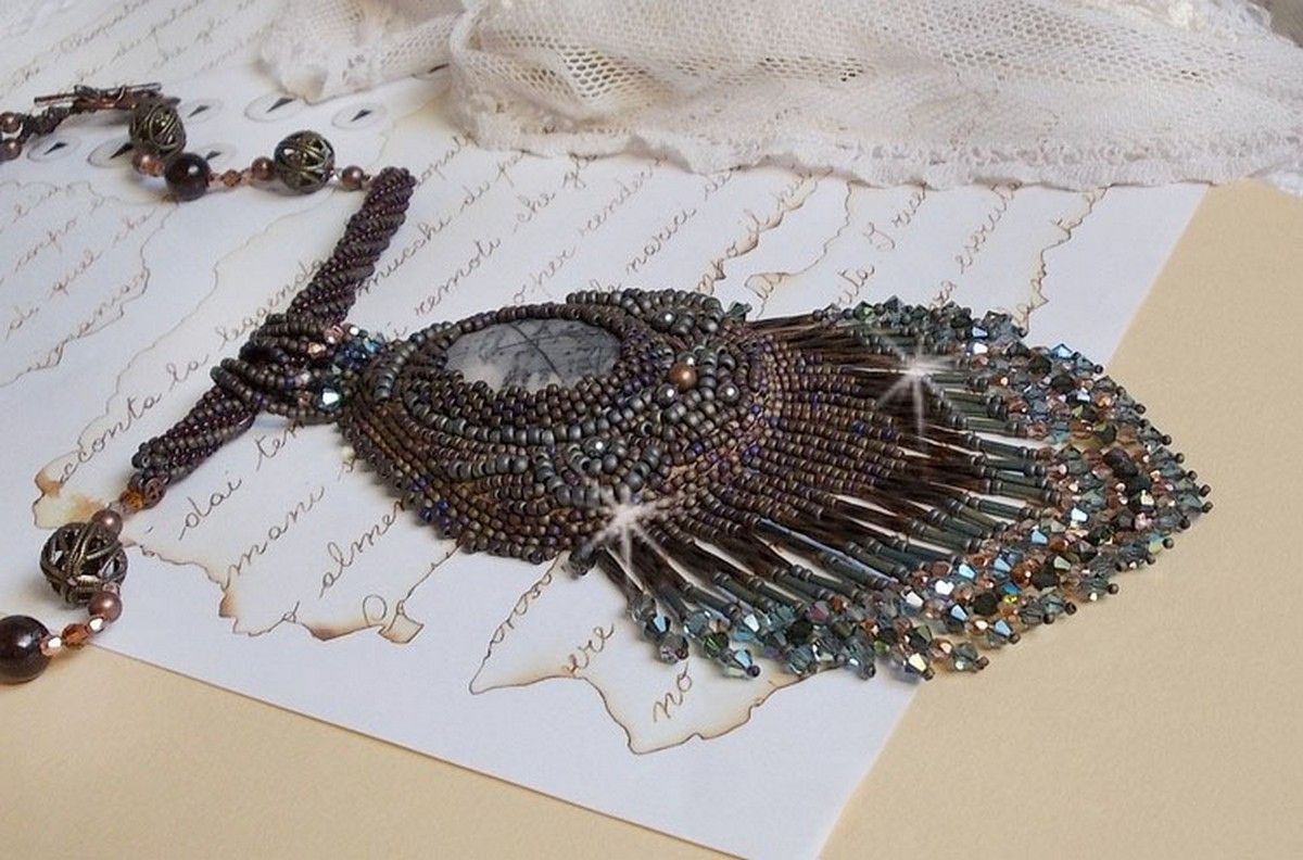 Långt brunt Picasso-hänge broderat med Picasso-jasper, Miyuki- och Toho-perlor, Swarovski-kristaller och bohemiska glasfacetter.