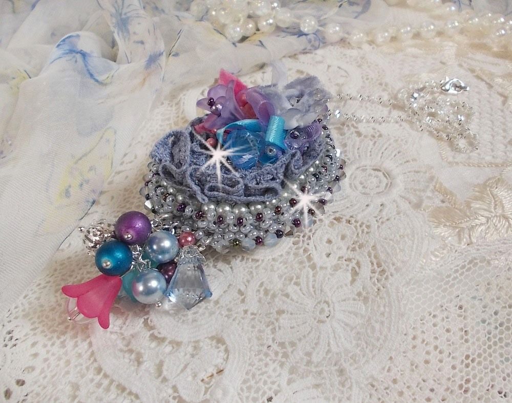 Mademoiselle Bluse Haute-Couture hänge broderat med Swarovski-kristaller, hartsblommor, pärlpärlor, fröpärlor och en 925 silverkedja.