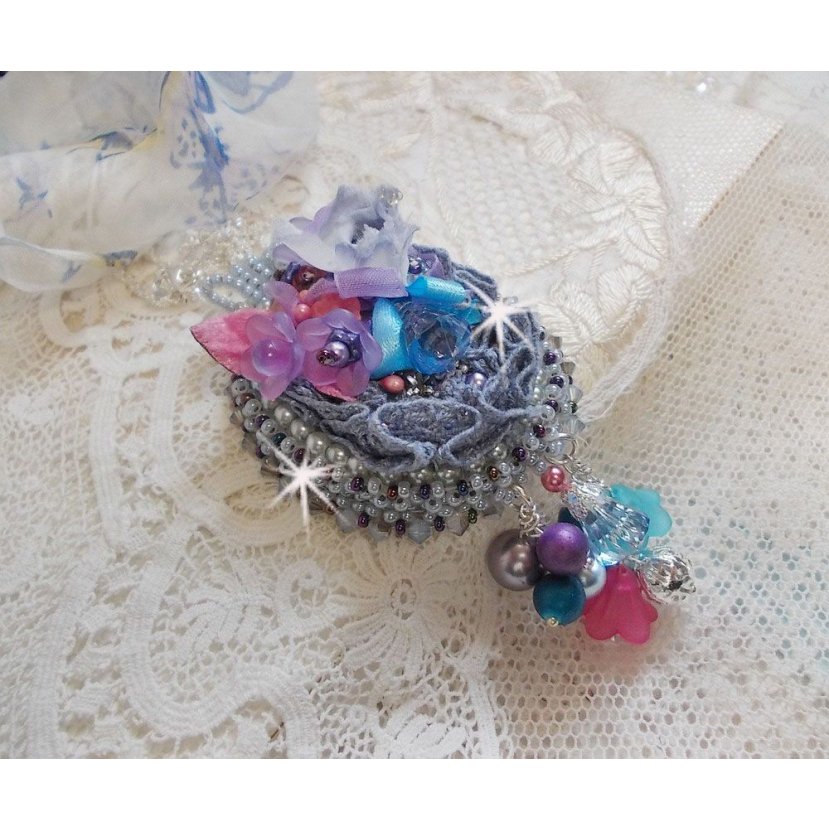 Mademoiselle Bluse Haute-Couture hänge broderat med Swarovski-kristaller, hartsblommor, pärlpärlor, fröpärlor och en 925 silverkedja.