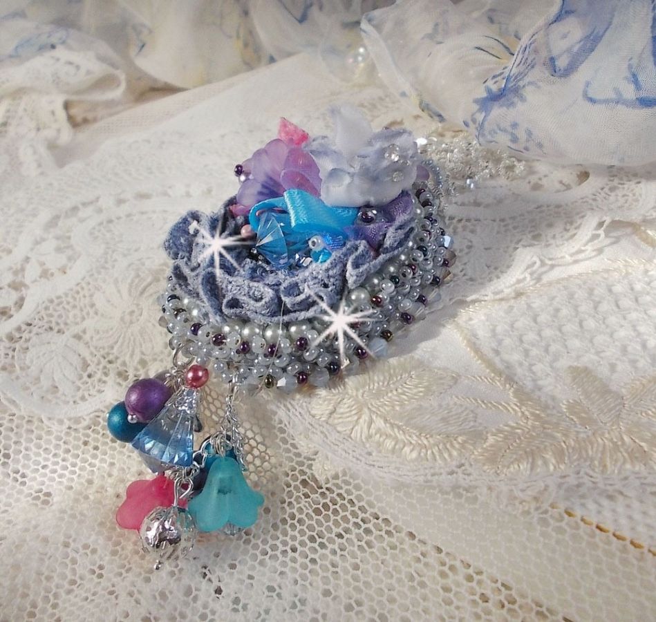 Mademoiselle Bluse Haute-Couture hänge broderat med Swarovski-kristaller, hartsblommor, pärlpärlor, fröpärlor och en 925 silverkedja.