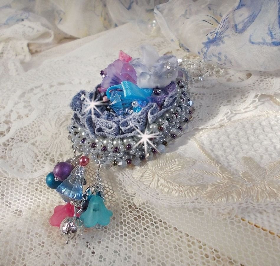 Mademoiselle Bluse Haute-Couture hänge broderat med Swarovski-kristaller, hartsblommor, pärlpärlor, fröpärlor och en 925 silverkedja.