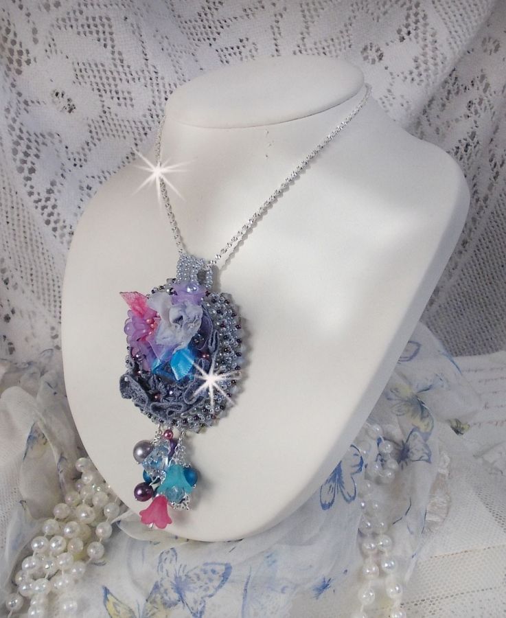 Mademoiselle Bluse Haute-Couture hänge broderat med Swarovski-kristaller, hartsblommor, pärlpärlor, fröpärlor och en 925 silverkedja.
