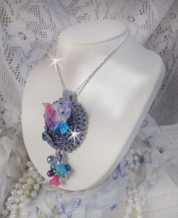 Mademoiselle Bluse Haute-Couture hänge broderat med Swarovski-kristaller, hartsblommor, pärlpärlor, fröpärlor och en 925 silverkedja.