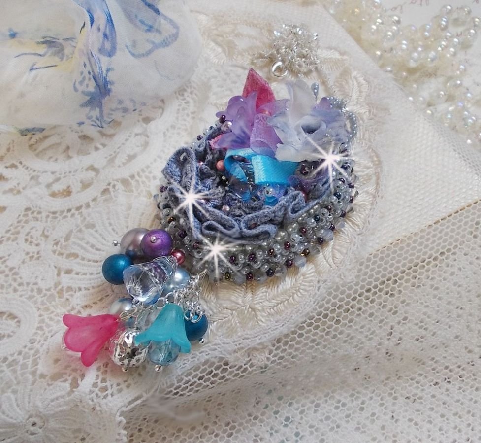 Mademoiselle Bluse Haute-Couture hänge broderat med Swarovski-kristaller, hartsblommor, pärlpärlor, fröpärlor och en 925 silverkedja.