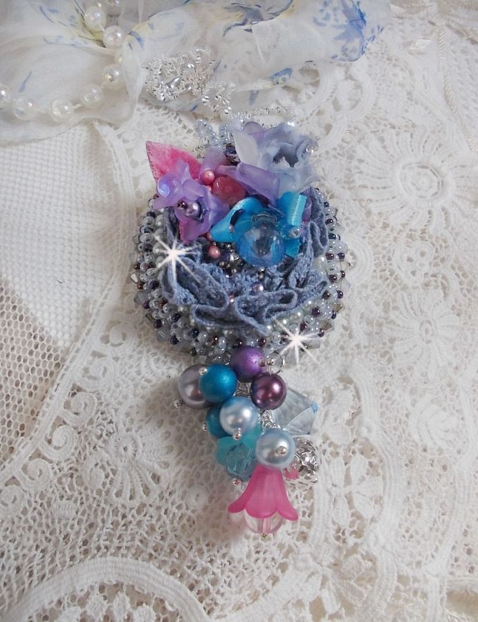 Mademoiselle Bluse Haute-Couture hänge broderat med Swarovski-kristaller, hartsblommor, pärlpärlor, fröpärlor och en 925 silverkedja.