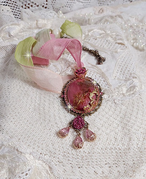 Pendentif Pampelone Fuchsia Haute Couture avec un cabochon artisanal et feuilles d&rsquo;or, orn&eacute; de strass, cristaux Roses, rose en r&eacute;sine, breloques, entretoises dentelles, Murano et ruban de soie