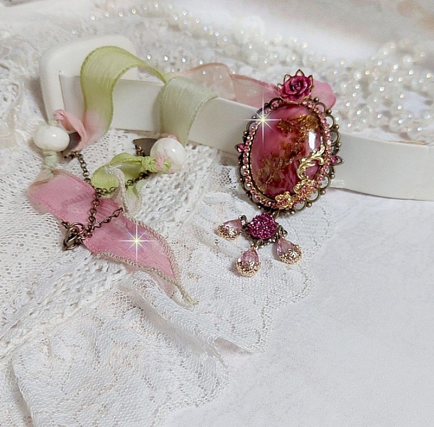 Pendentif Pampelone Fuchsia Haute Couture avec un cabochon artisanal et feuilles d&rsquo;or, orn&eacute; de strass, cristaux Roses, rose en r&eacute;sine, breloques, entretoises dentelles, Murano et ruban de soie