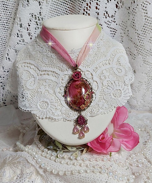 Pendentif Pampelone Fuchsia Haute Couture avec un cabochon artisanal et feuilles d&rsquo;or, orn&eacute; de strass, cristaux Roses, rose en r&eacute;sine, breloques, entretoises dentelles, Murano et ruban de soie