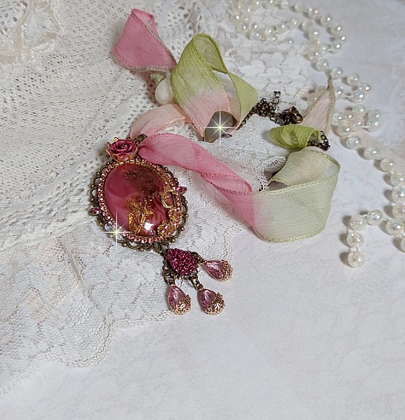 Pendentif Pampelone Fuchsia Haute Couture avec un cabochon artisanal et feuilles d&rsquo;or, orn&eacute; de strass, cristaux Roses, rose en r&eacute;sine, breloques, entretoises dentelles, Murano et ruban de soie