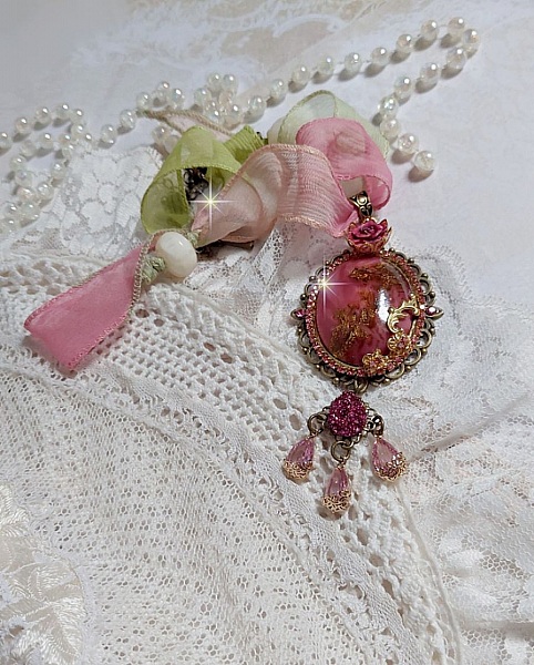 Pendentif Pampelone Fuchsia Haute Couture avec un cabochon artisanal et feuilles d&rsquo;or, orn&eacute; de strass, cristaux Roses, rose en r&eacute;sine, breloques, entretoises dentelles, Murano et ruban de soie