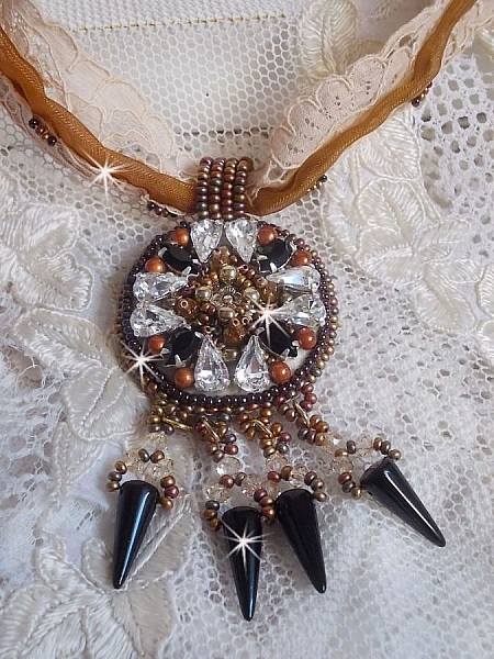 Pendentif Pampilles Amber brod&eacute; avec des Cristaux de Swarovski, des facettes Antique, des spikes noires, une estampe dor&eacute;e filigran&eacute;e, des rocailles et de la dentelle ancienne