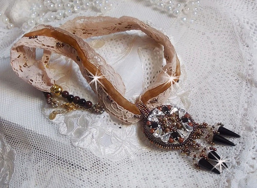 Pendentif Pampilles Amber brod&eacute; avec des Cristaux de Swarovski, des facettes Antique, des spikes noires, une estampe dor&eacute;e filigran&eacute;e, des rocailles et de la dentelle ancienne