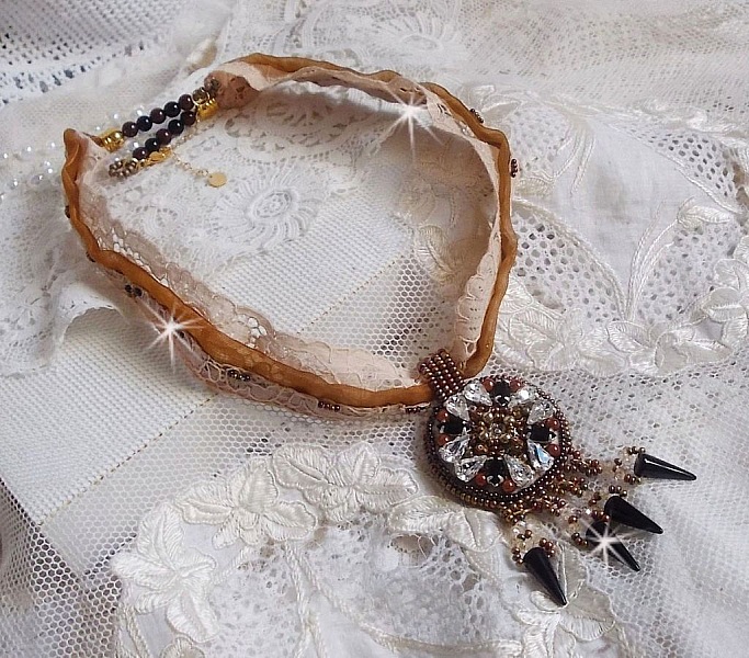 Pendentif Pampilles Amber brod&eacute; avec des Cristaux de Swarovski, des facettes Antique, des spikes noires, une estampe dor&eacute;e filigran&eacute;e, des rocailles et de la dentelle ancienne