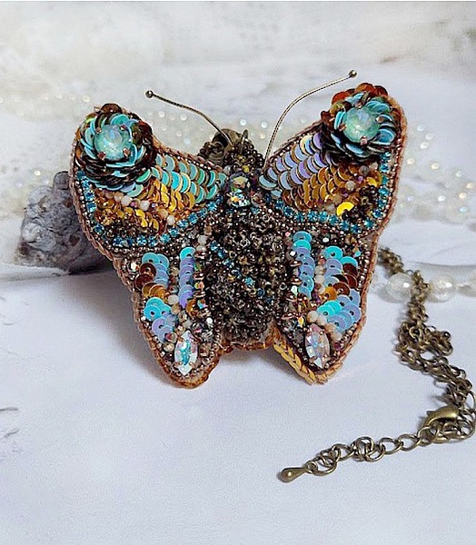 Pendentif Papillon Sauvage Ombr&eacute; brod&eacute; avec rocailles, sequins, strass et perles Cristal Swarovski