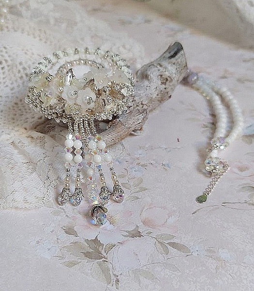 Pendentif Nuages Blancs brod&eacute; avec fleurs en r&eacute;sine, cabochon verre, perles de Jade, dentelle et perles cristal Swarovski