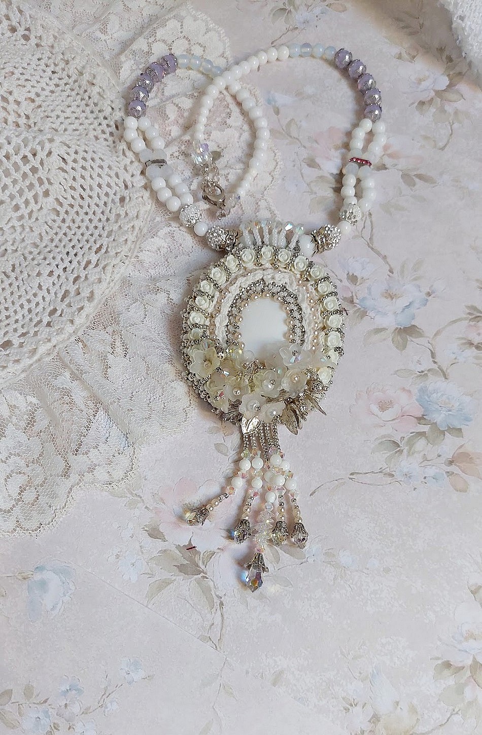 Pendentif Nuages Blancs brod&eacute; avec fleurs en r&eacute;sine, cabochon verre, perles de Jade, dentelle et perles cristal Swarovski
