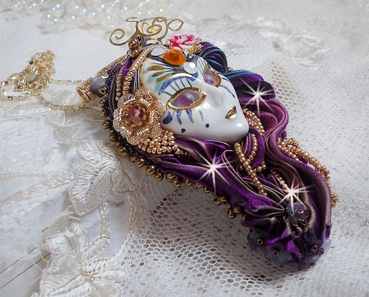 La Passionn&eacute;e de Venise h&auml;nge broderat med Shibori sidenband, halv&auml;deliga sugilitp&auml;rlor, kristaller och olika p&auml;rlor.