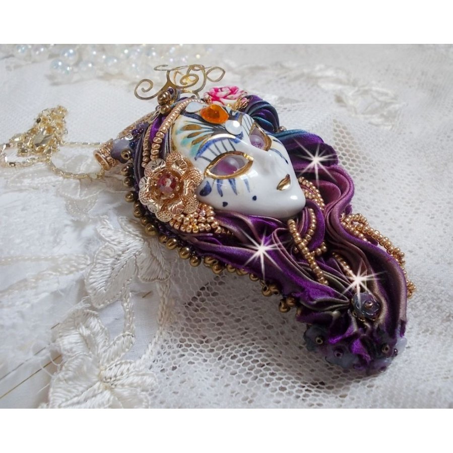 La Passionnée de Venise hänge broderat med Shibori sidenband, halvädeliga sugilitpärlor, kristaller och olika pärlor.