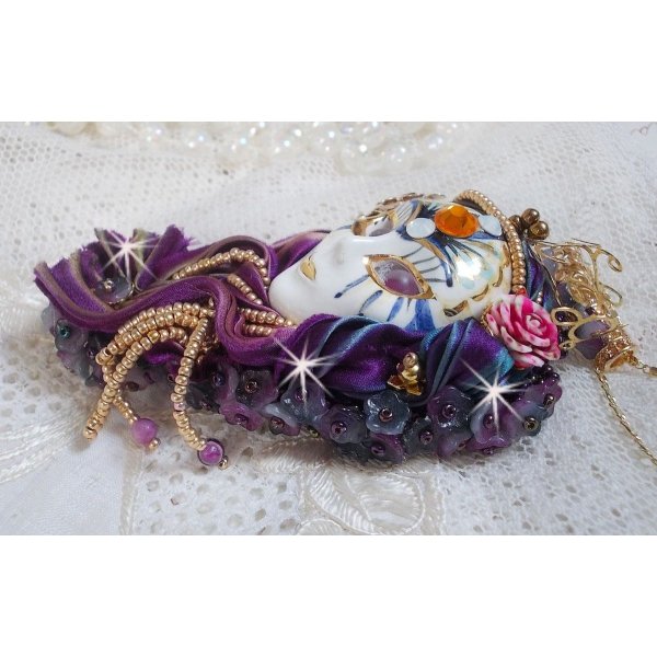 La Passionnée de Venise hänge broderat med Shibori sidenband, halvädeliga sugilitpärlor, kristaller och olika pärlor.
