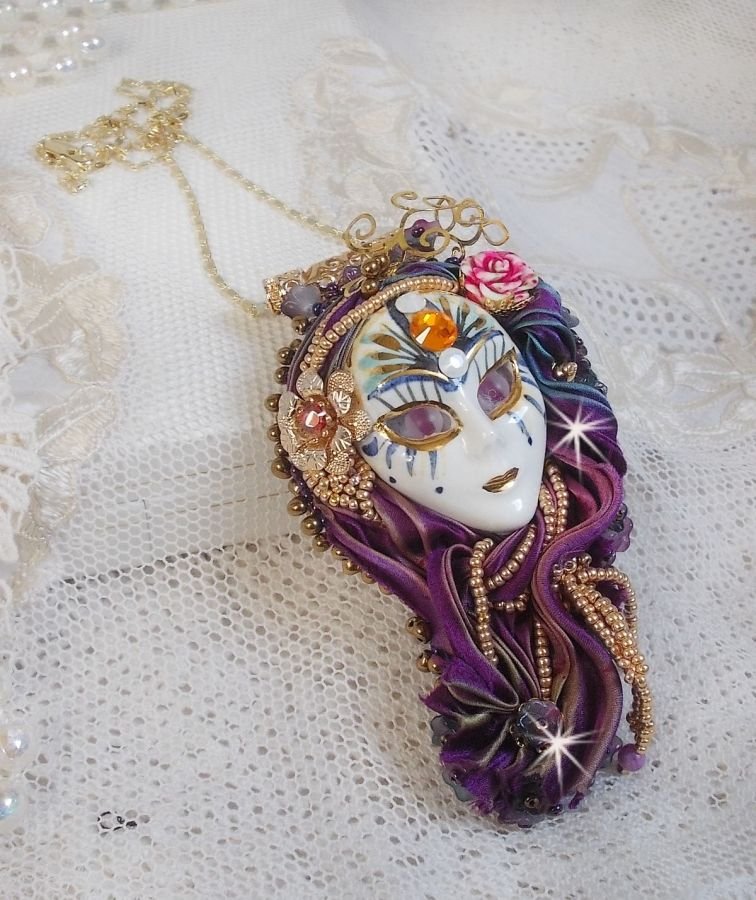 La Passionnée de Venise hänge broderat med Shibori sidenband, halvädeliga sugilitpärlor, kristaller och olika pärlor.