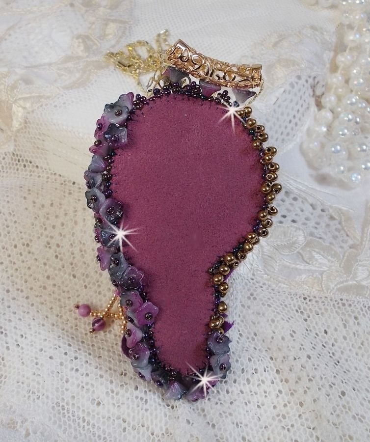 La Passionnée de Venise hänge broderat med Shibori sidenband, halvädeliga sugilitpärlor, kristaller och olika pärlor.