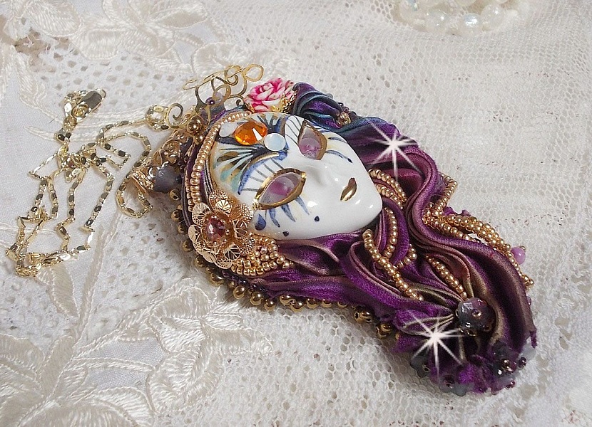 La Passionn&eacute;e de Venise h&auml;nge broderat med Shibori sidenband, halv&auml;deliga sugilitp&auml;rlor, kristaller och olika p&auml;rlor.