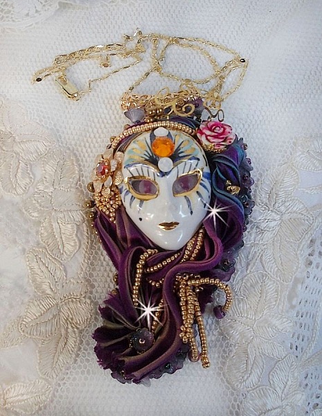 La Passionn&eacute;e de Venise h&auml;nge broderat med Shibori sidenband, halv&auml;deliga sugilitp&auml;rlor, kristaller och olika p&auml;rlor.