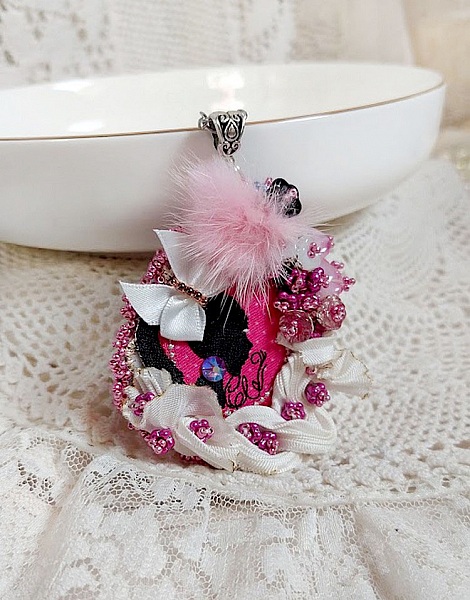 Pendentif Pink brod&eacute; avec ruban de soie, fleurs cloches en verre, rocailles, &eacute;cusson et pompons fourrure vison 