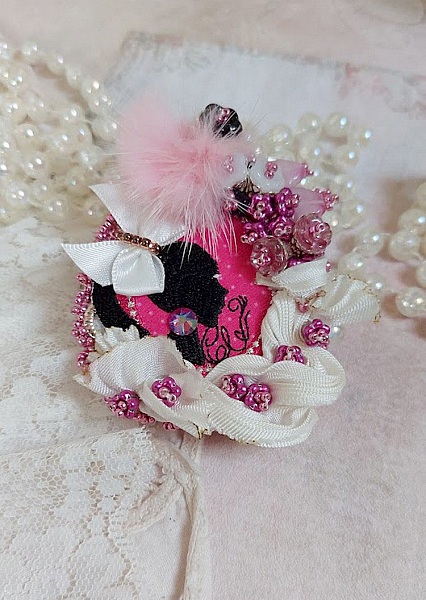 Pendentif Pink brod&eacute; avec ruban de soie, fleurs cloches en verre, rocailles, &eacute;cusson et pompons fourrure vison 