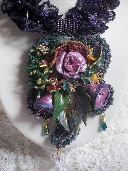 Haute-Couture Flower Poetry Pendant broderat med porslinsblommor, antika lila spetsar, kristaller, fr&ouml;p&auml;rlor med 925 silver och guldpl&auml;terade tillbeh&ouml;r.