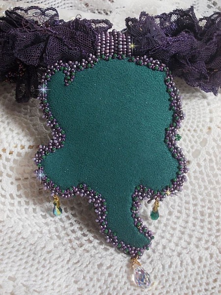 Haute-Couture Flower Poetry Pendant broderat med porslinsblommor, antika lila spetsar, kristaller, fr&ouml;p&auml;rlor med 925 silver och guldpl&auml;terade tillbeh&ouml;r.