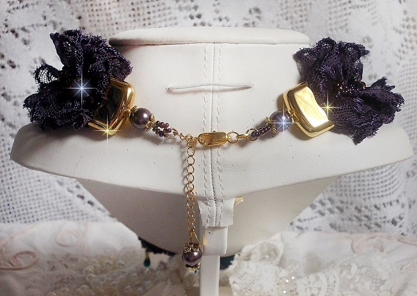 Haute-Couture Flower Poetry Pendant broderat med porslinsblommor, antika lila spetsar, kristaller, fr&ouml;p&auml;rlor med 925 silver och guldpl&auml;terade tillbeh&ouml;r.