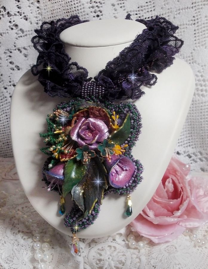 Haute-Couture Flower Poetry Pendant broderat med porslinsblommor, antika lila spetsar, kristaller, fröpärlor med 925 silver och guldpläterade tillbehör.
