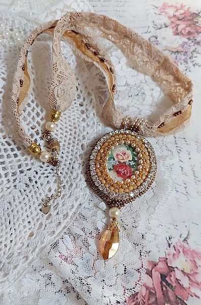 Reflets de Ros&eacute;e halsband, p&auml;rlor, Swarovski-kristall och spets.
