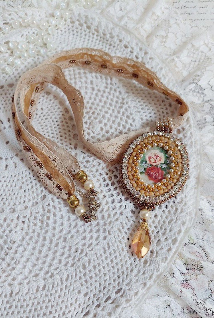 Reflets de Rosée halsband, pärlor, Swarovski-kristall och spets.