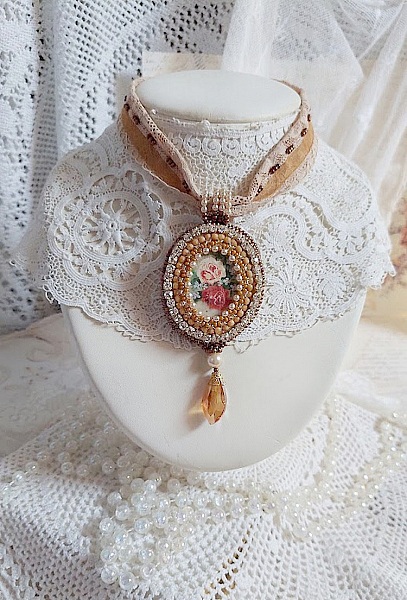 Reflets de Ros&eacute;e halsband, p&auml;rlor, Swarovski-kristall och spets.