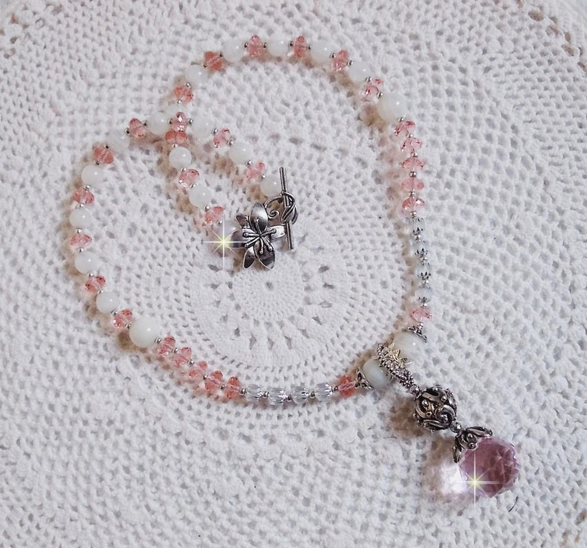 Rose Irisée hängande halsband broderat med Swarovski-kristaller, 925 silver och månstenar