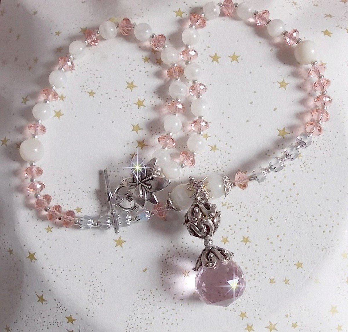 Rose Irisée hängande halsband broderat med Swarovski-kristaller, 925 silver och månstenar