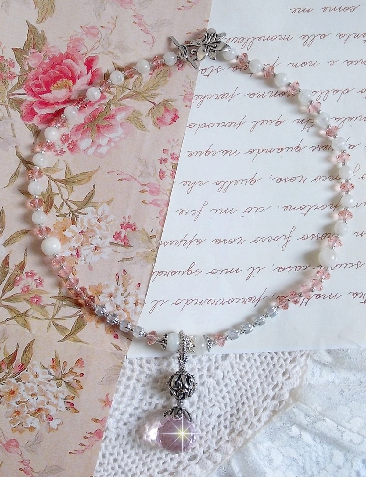 Rose Irisée hängande halsband broderat med Swarovski-kristaller, 925 silver och månstenar